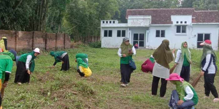 Peringati Hari Lingkungan Hidup Sedunia, PC Muslimat NU Lumajang Adakan Giat Bakti Peduli Lingkungan
