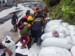 Jebol Diterjang Banjir, Banser Tempursari Gotong Royong Pasang Tanggul Sementara