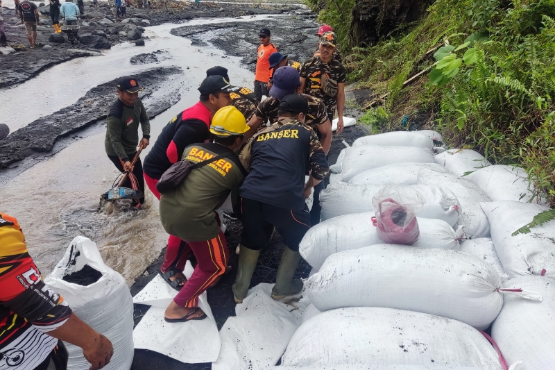 Jebol Diterjang Banjir, Banser Tempursari Gotong Royong Pasang Tanggul Sementara