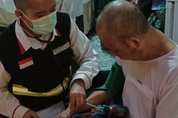 Jelang Kepulangan ke Indonesia, Petugas Haji Lumajang Lakukan Pengecekan Kesehatan Jemaah