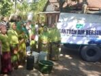 Muslimat NU Klakah Salurkan 18 Ribu Liter Air Bersih ke Ranuyoso