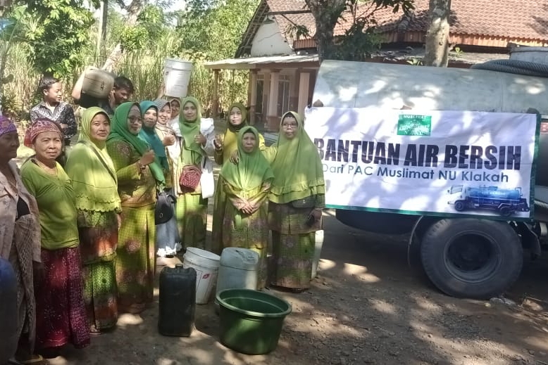 Muslimat NU Klakah Salurkan 18 Ribu Liter Air Bersih ke Ranuyoso