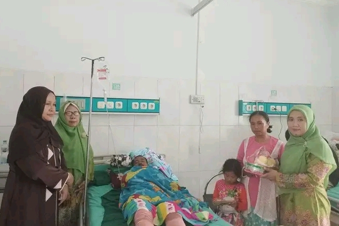 PC Muslimat NU Lumajang berikan bantuan untuk korban luka bakar Semeru