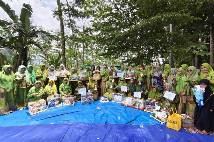Peserta lomba hias seserahan PAC Muslimat NU Klakah Peserta lomba hias seserahan PAC Muslimat NU Klakah