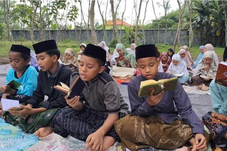 SD Islam Al-Muhajir Gelar Tahfidz Camp di Tumpak Selo SD Islam Al-Muhajir Gelar Tahfidz Camp di Tumpak Selo
