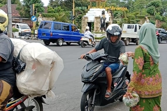 Muslimat NU Kedungjajang Berbag di Bulan Ramadan Muslimat NU Kedungjajang Berbag di Bulan Ramadan