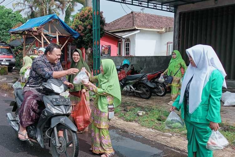 Muslimat dan Fatayat NU Sedekah Sayur Muslimat dan Fatayat NU Sedekah Sayur
