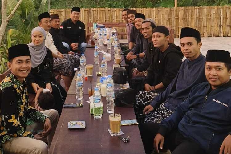 Rais PCNU Lumajang bersama Pengurus LTN NU Lumajang Rais PCNU Lumajang bersama Pengurus LTN NU Lumajang