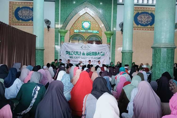 UPZISNU Klakah bagikan kado baju gratis pada Dhuafa UPZISNU Klakah bagikan kado baju gratis pada Dhuafa